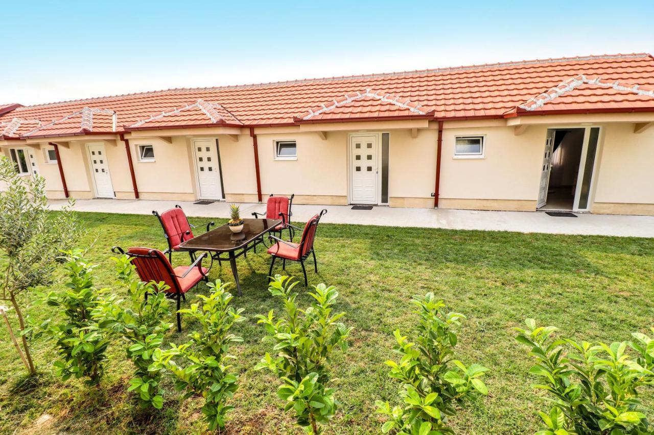 Simo Apartments Airport Podgoriţa Exterior foto