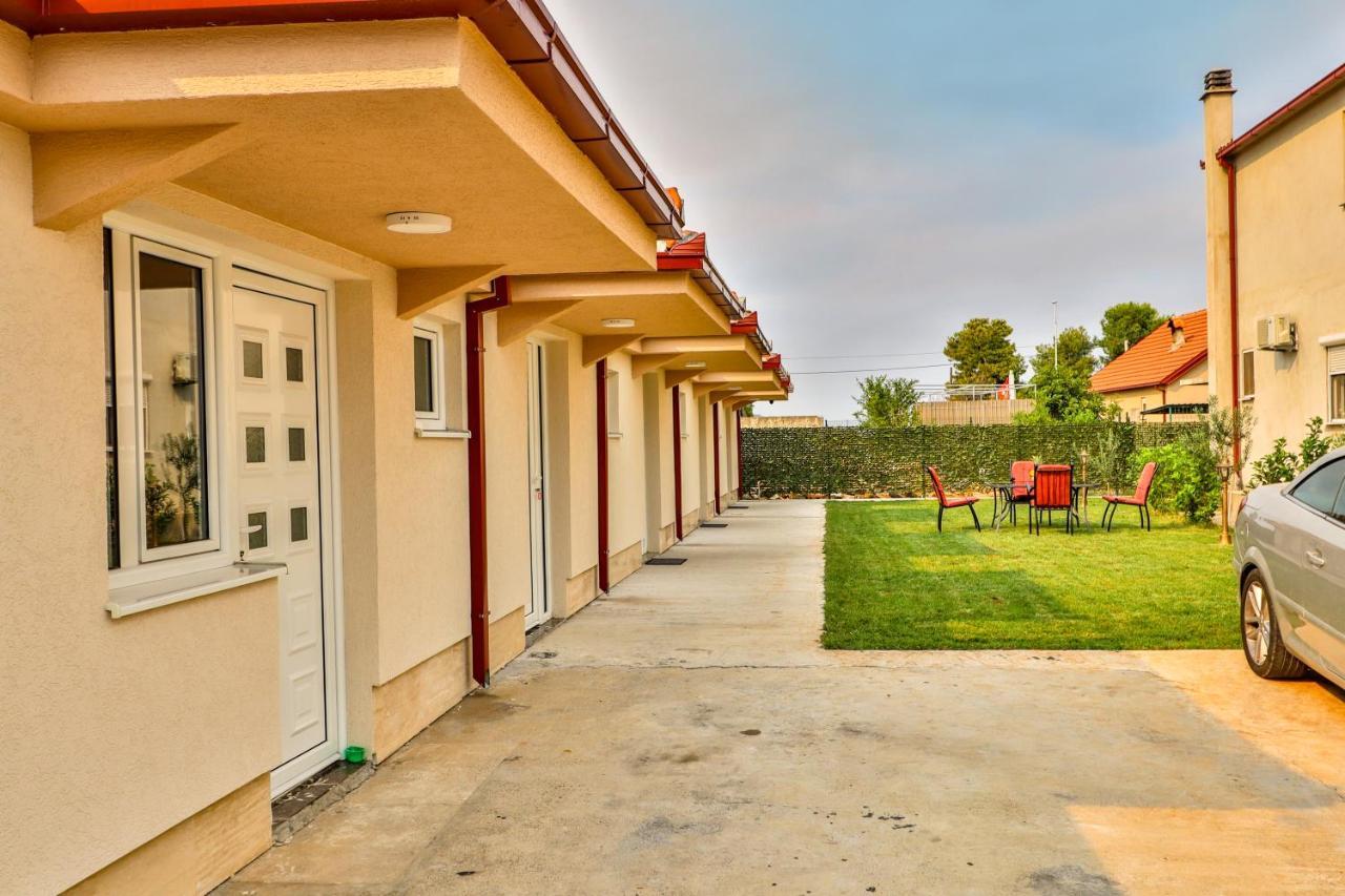 Simo Apartments Airport Podgoriţa Exterior foto