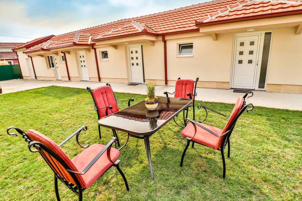 Simo Apartments Airport Podgoriţa Exterior foto
