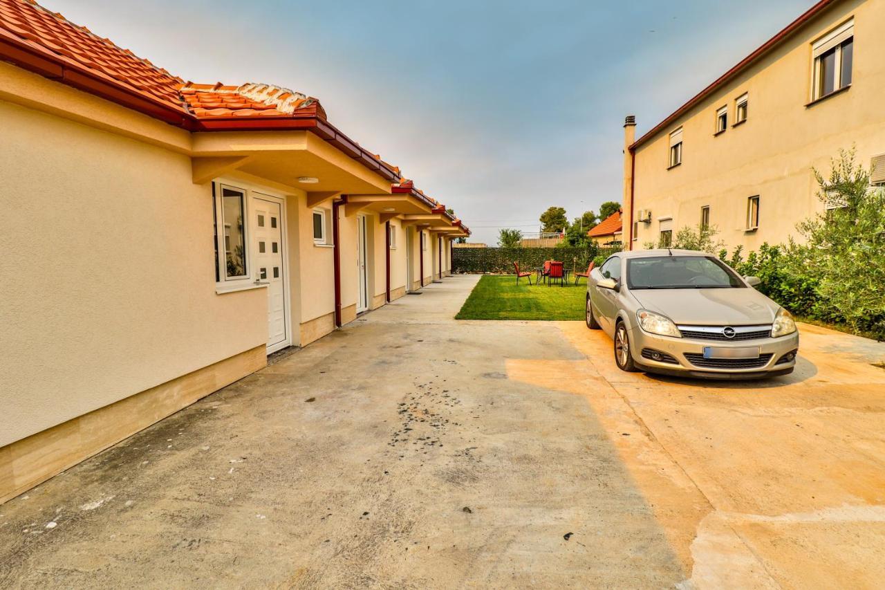 Simo Apartments Airport Podgoriţa Exterior foto